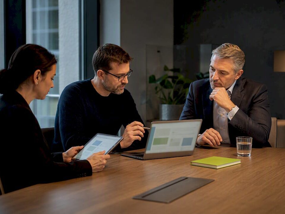 B2B buying group comparing supplier options